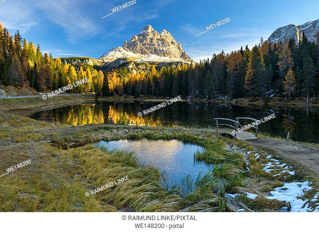 Antorno lake towards Tre Cime di Lavaredo mountain, Drei Zinnen, Autumn, Cadore, Misurina, Belluno District, Veneto, Dolomites, Italy, Europe