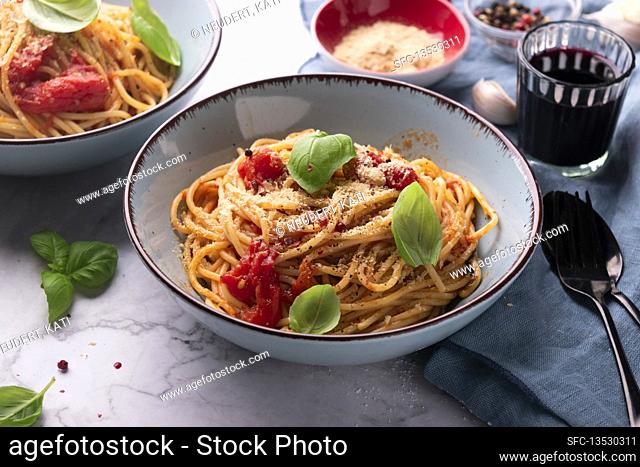 Spaghetti al pomodoro, topped with spiced yeast flakes and basil, vegan