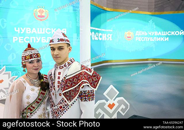 RUSSIA, MOSCOW - DECEMBRE 1, 2023: Newly-weds Anastasia Mochalova y Maxim Gorsky se ve durante una ceremonia de boda según las tradiciones de la República de...