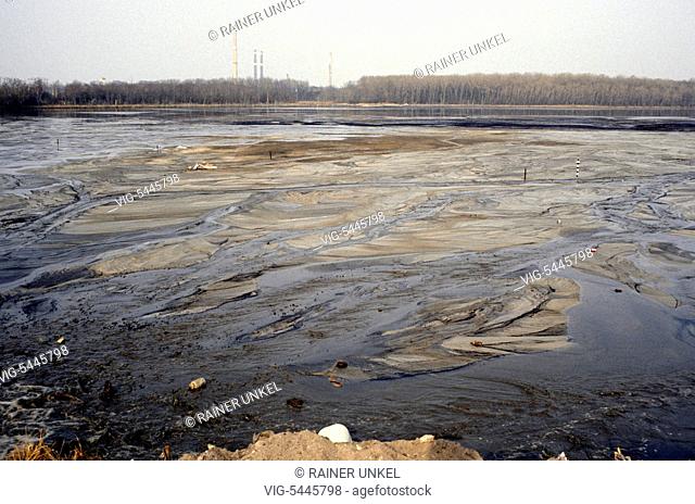 GDR : The so-called Sea of Silver , an industrial cesspit in Bitterfeld , in February 1990 - Bitterfeld, GDR, GDR, Eastern Germany, 20/02/1990