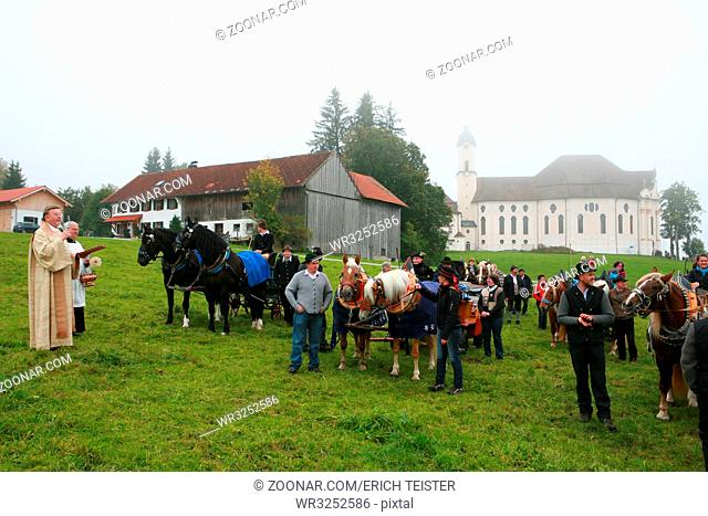 Segnung von Kutschen und Pferdegespannen an der Wieskirche, Steingaden-Wies, Bayern, Deutschland