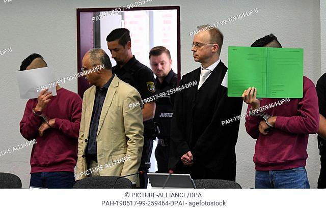 17 May 2019, Saxony-Anhalt, Dessau-Roßlau: In the trial concerning the death of a 22-year-old man from Köthen, the two Afghans (l