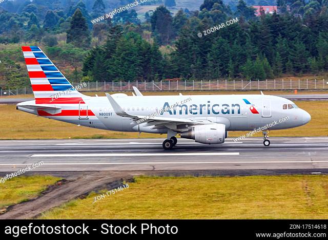 Medellin, Kolumbien - 25. Januar 2019: Ein Airbus A319 Flugzeug der American Airlines mit dem Kennzeichen N8009T auf dem Flughafen Medellin Rionegro (MDE) in...