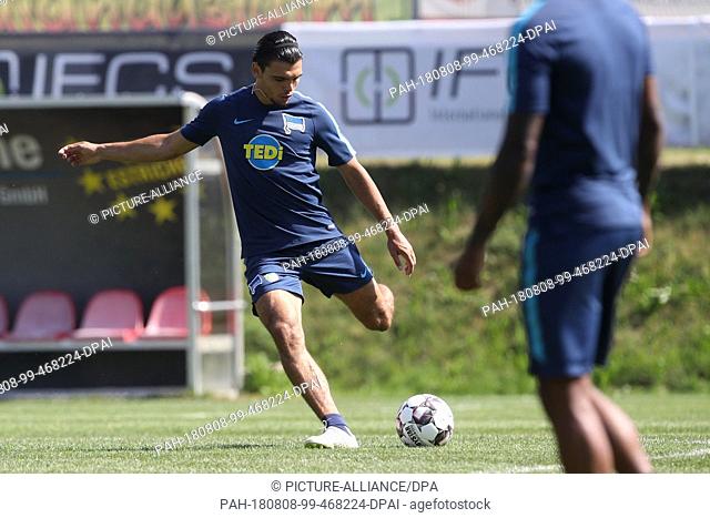 08 August 2018, Austria, Schladming, Soccer, Bundesliga, Training Camp Hertha BSC: Hertha's Karim Rekik plays the ball. Photo: Tim Rehbein/dpa