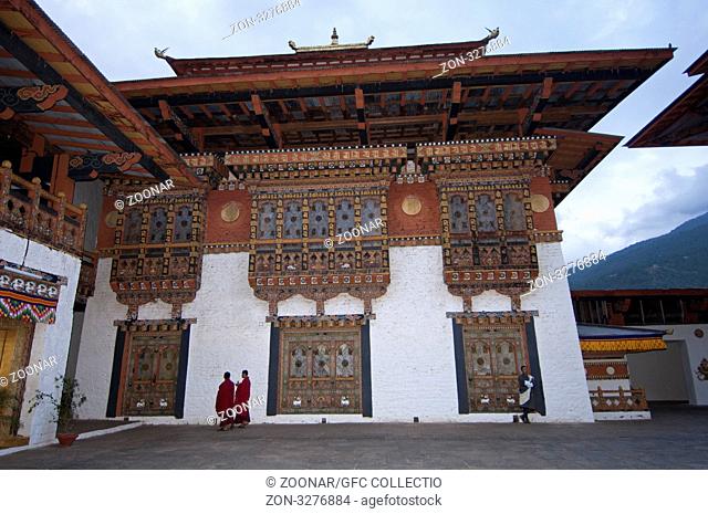 Buddhistische Mönche im Innenhof der Klosterburg Phunaka Dzong, auch Punthang Dechen Phodrang Dzong, Phunaka, Bhutan / Bhuddist monks in the Assembly Hall...