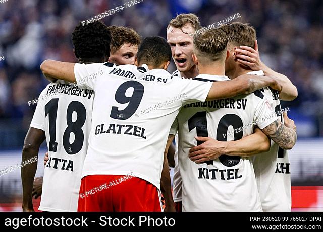 20 May 2023, Hamburg: Soccer: 2nd Bundesliga, Hamburger SV - SpVgg Greuther Fürth, Matchday 33, Volksparkstadion. Hamburg's players (in the middle Hamburg's...