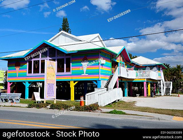 Colorful Building on Anna Maria Island, Florida, USA. Farbenfrohes Haus Auf Anna Maria Island, Florida, USA