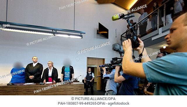 07.08.2018, Freiburg: The partner (r) accused of child abuse and the accused mother (l) are about to be sentenced in a room of the Regional Court