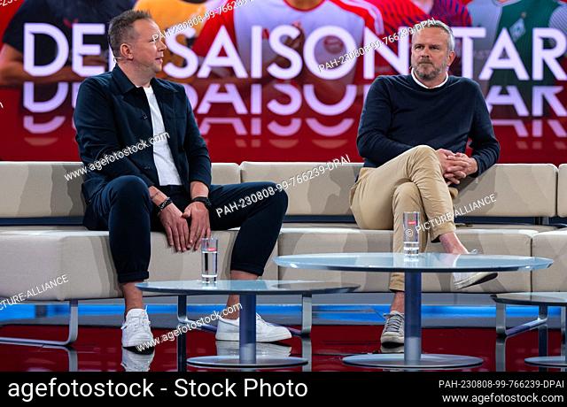 08 August 2023, Bavaria, Unterföhring: Wolff Fuss (l), Sky commentator, and Didi Hamann, Sky expert, take part in a press event in a TV studio