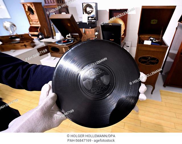A record around 100 years old on display at the special exhibition ""78, 45, 33 - vom sanften Ton zum starken Sound. Die Schallplatte begeistert die Welt