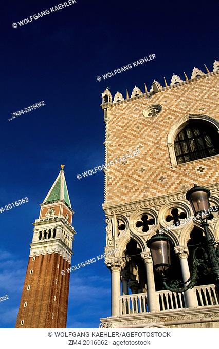 ITALY, VENICE, CAMPANILE OF SAN MARCO, PALACE OF THE DOGES