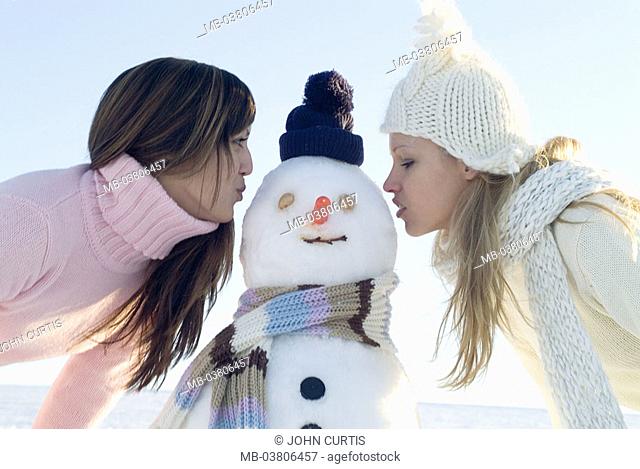 Friends, cheerfully, snowman,  Cheeks, kisses, profile  Series, women, two, 20-30 years, youth, winter clothing, leisure time, fun, outside, snow figure