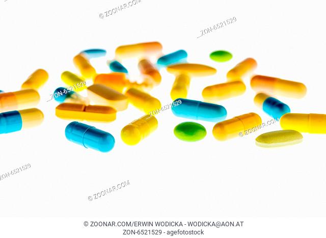 Viele Tabletten liegen auf einem hellen Hintergrund. Symbolfoto für Medizin und Medikamente der Pharmaindustrie