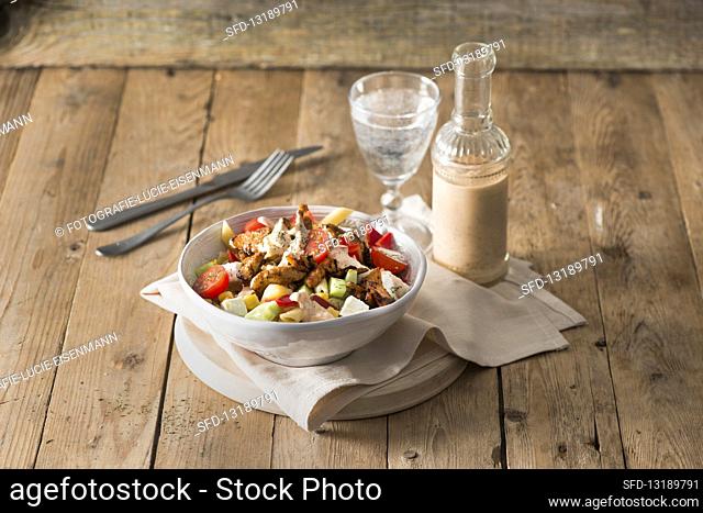Salat mit Nudeln und Gyros
