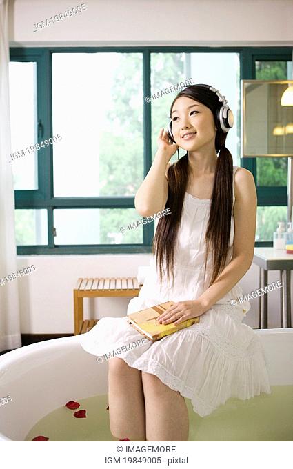 Young woman wearing the headphone and enjoying herself