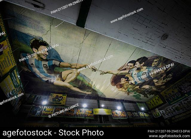24 November 2021, Argentina, Buenos Aires: Football stars Messi (l) and Maradona (r) are depicted in a work of art by Argentine Santiago Barbeito