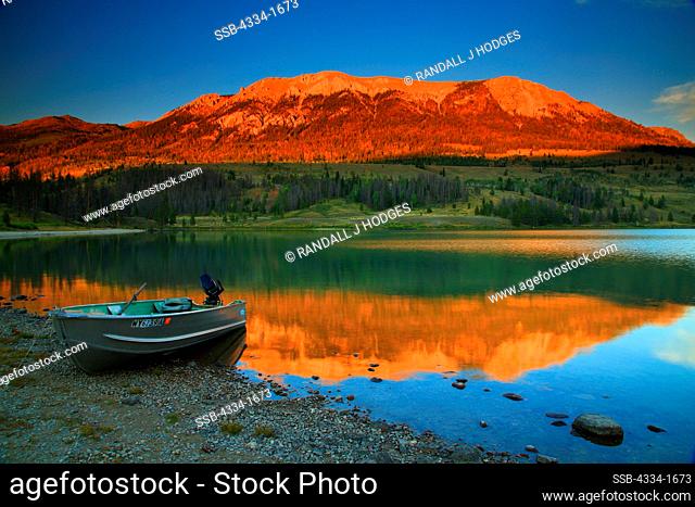 USA, Wyoming, Sunset reflected In Green River Lakes with boat in Bridger Wilderness of Bridger-Teton National Forest in Wind Rivers Range