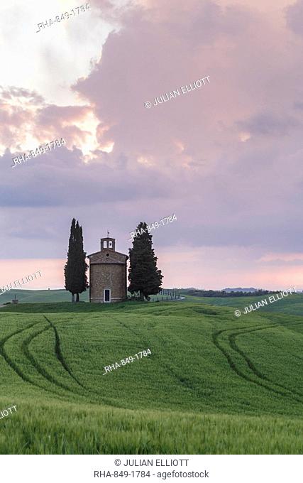 Cappella della Madonna di Vitaleta in the Val d'Orcia, UNESCO World Heritage Site, Tuscany, Italy, Europe