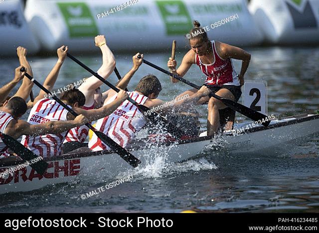 The boat from Roter Drache Muelheim, action, feature, marginal motifs, symbolic photo, final dragon boat mixed, canoe parallel sprint
