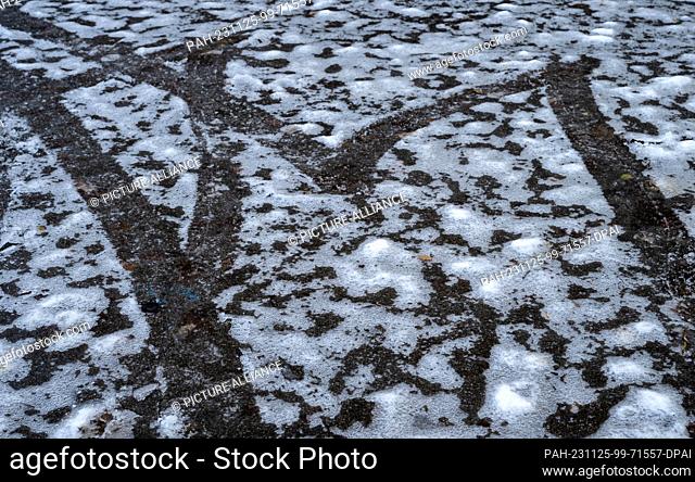 25 November 2023, Bavaria, Hofolding: Tracks left in the snow by a maneuvering car freeze. It is expected to remain wintry in the coming days