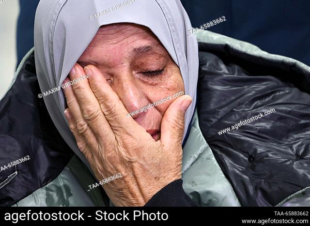 RUSSIA, MOSCOW REGION - 19 de diciembre de 2023: Un ciudadano ruso evacuado de la Franja de Gaza es visto en el aeropuerto internacional de Domodedovo