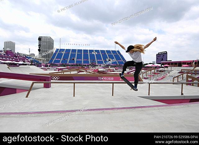 26 July 2021, Japan, Tokio: Skateboarding: Olympics, preliminary, street, women, heats, at Aomi Urban Sport Park. Lore Bruggeman from Belgium in action