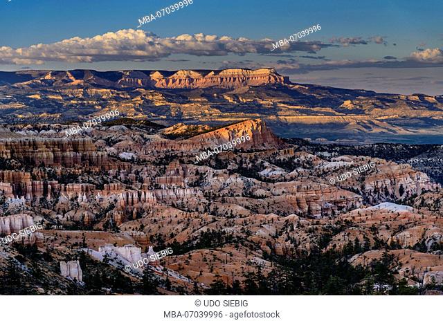 USA, Utah, Garfield County, Bryce Canyon National Park, Sunrise Point, view to Escalante Mountains