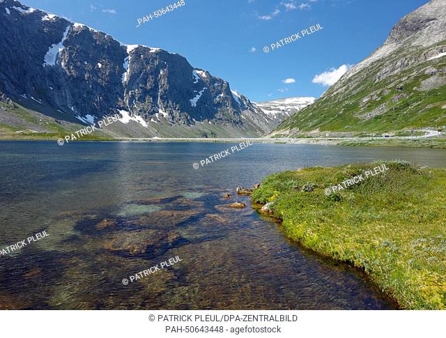 A view for street no. Rv 15 over the Oppstrynsvatnet, a lake near Stryn, Sogn of Fjordane, Norway, 11 July 2014. Photo: PATRICK PLEUL/dpa - NO WIRE SERVICE |...