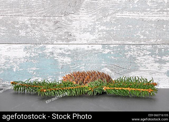 Naturdekoration vor verwitterter Holzwand - Nature decoration in front of weathered wood