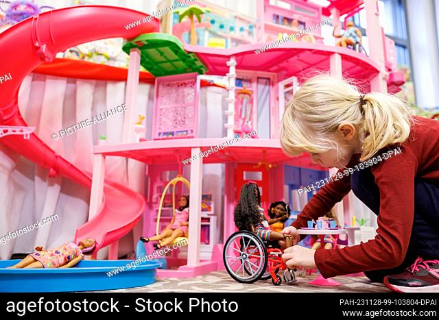 28 November 2023, Bavaria, Nuremberg: Five-year-old Franziska plays with Mattel's ""Barbie Dream Villa"" on the sidelines of the annual press conference of the...
