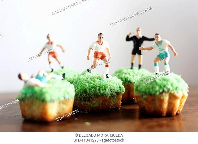 Cupcakes decorated with football players