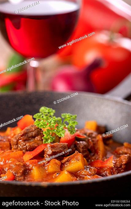 ungarisches Gulasch mit Fleisch und Kartoffeln