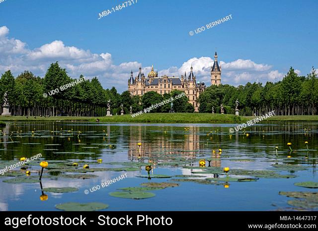 Germany, Mecklenburg-Western Pomerania, state capital Schwerin, Schwerin castle, castle garden with cross canal
