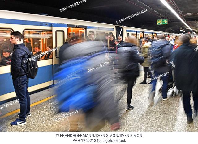 Subway in Munich, train, train.Pendler, public transport (OEPNV). Passengers. Sendlinger goal. | usage worldwide. - Munich/Bayern/Deutschland