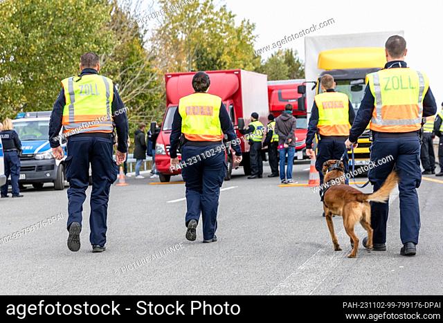 02 November 2023, Brandenburg, Bademeusel: Customs officials inspect vehicles at the Bademeusel border crossing on the BAB 15 motorway