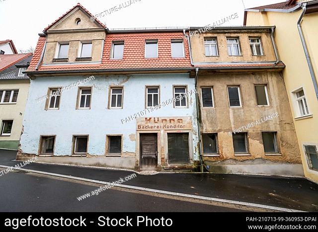 02 February 2021, Saxony, Leisnig: The faded lettering indicates a former bakery and confectionery Künne. On the street ""Schloßberg"" there are some such...
