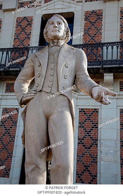 STATUE OF JEAN-EUGENE ROBERT-HOUDIN 1805-1871, MAGICIAN CONJURER, IN FRONT OF THE HOUSE OF MAGIC, PLACE DU CHATEAU, BLOIS, LOIR-ET-CHER 41, FRANCE