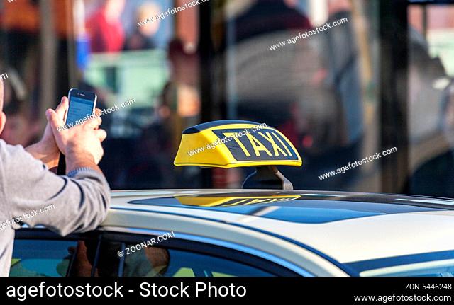 Taxifahrer wartet auf Fahrgäste