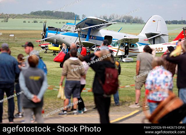 26 May 2022, Saxony-Anhalt, Ballenstedt: Aircraft parked at the airfield in Ballenstedt. Several thousand visitors met for the open day at the airfield in...