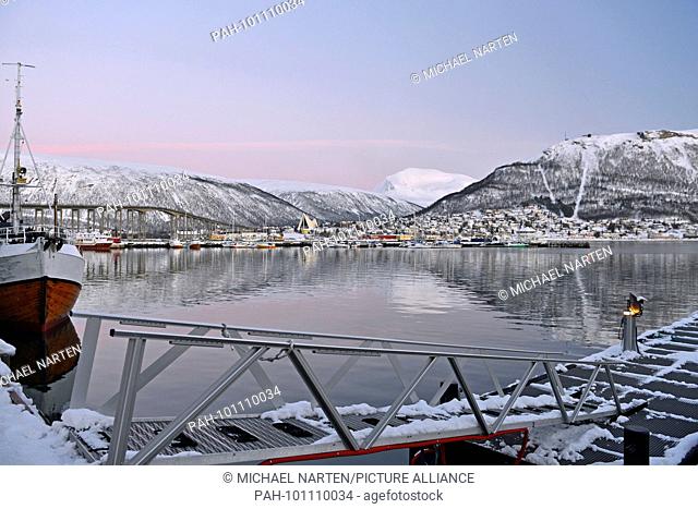 Small harbour basin in Tromsø in evening light with view to bridge and Arctic Cathedral and the Storsteinen, 6 March 2017 | usage worldwide