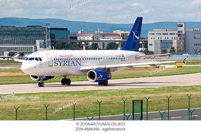 24.08.2010, Ein Airbus A320-232 der Syrianair mit der Registrierung YK-AKA landet auf dem Flughafen Frankfurt am Main (FRA). Foto: Celikci