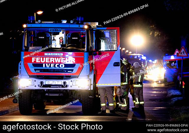 25 September 2022, Lower Saxony, Wardenburg: Numerous fire engines are parked in front of a home for the elderly in the district of Südmoslesfehn