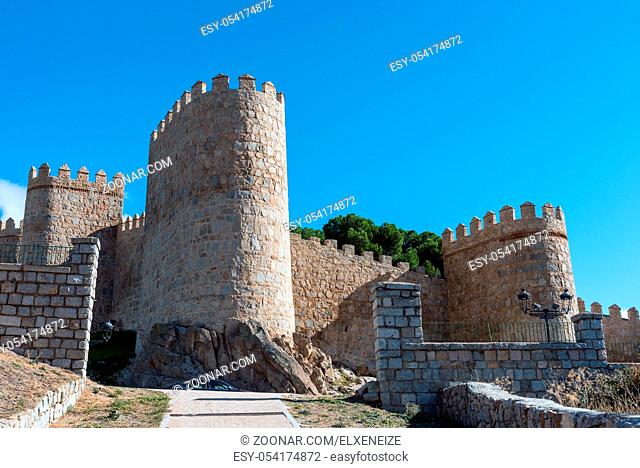 Die mittelalterliche Stadtmauer von Avila in Spanien