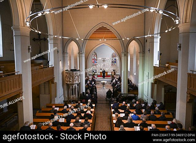 17 April 2023, Berlin: Numerous people, including the family and politicians, attend the funeral service for former Bundestag Vice President A