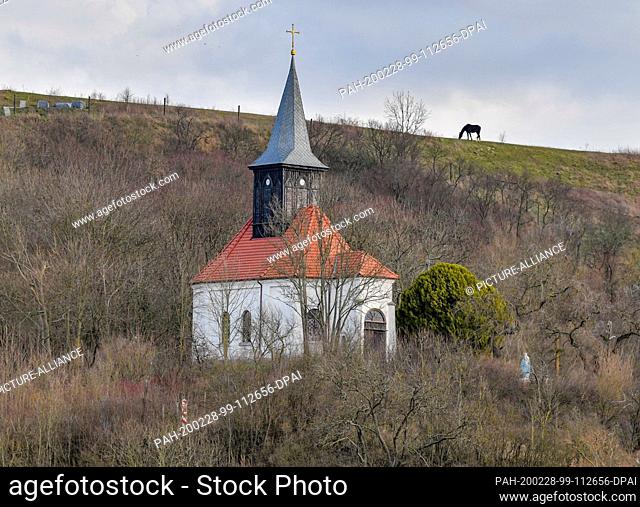 27 February 2020, Brandenburg, Criewen: View from the German bank of the border river Oder to the church in the Polish village Zaton Dolna in the ""Valley of...