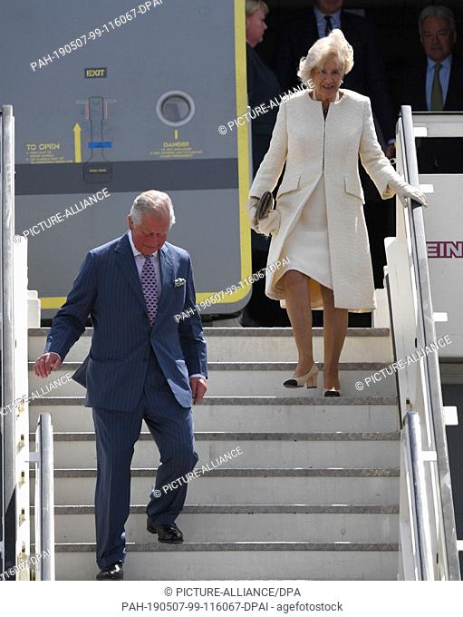 07 May 2019, Berlin: British Prince Charles and his wife Duchess Camilla leave the Royal Air Force aircraft after landing at Tegel Airport