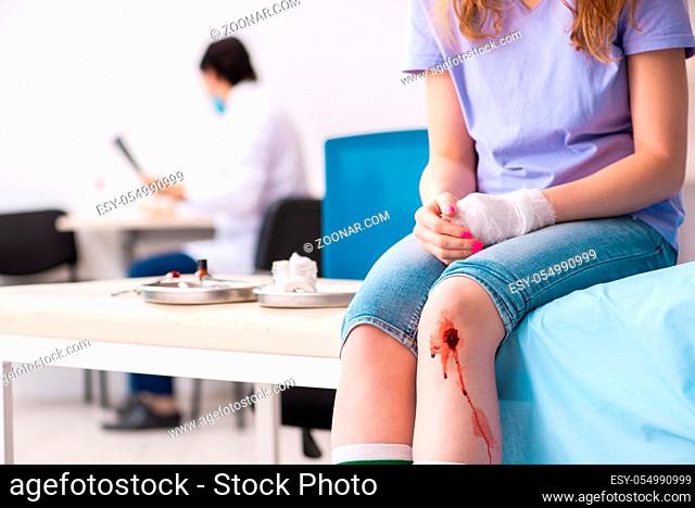 Leg injured young woman visiting male doctor