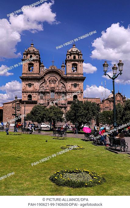 02 May 2019, Peru, Cusco: Tourists at the Plaza de Armas in the historic center of Cusco. In the background the Iglesia De La Compania De Jesus (Church of the...