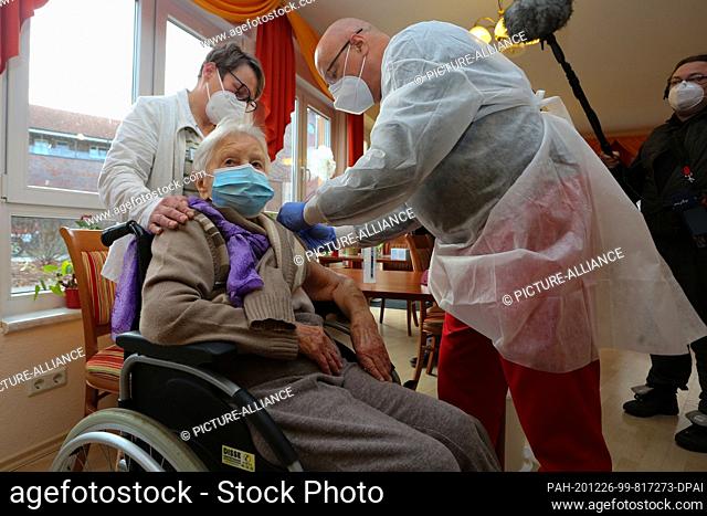 26 December 2020, Saxony-Anhalt, Halberstadt: Nursing home resident Edith Kwoizalla, who is 101 years old, was the first to be vaccinated against Corona on...