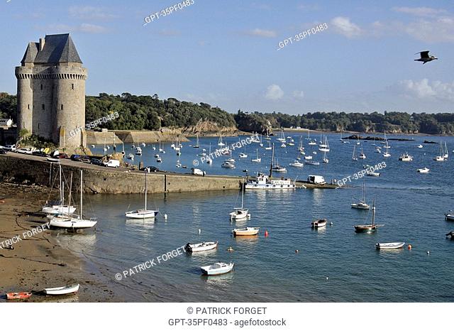 BOAT IN FRONT OF THE SOLIDOR TOWER, ALETH, SAINT-MALO, ILLE-ET-VILAINE 35, FRANCE